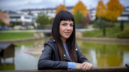 La actriz Iratxe García Uriz, paseando por el parque Enio Arreaza de Mutilva
