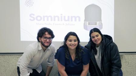 De izquierda a derecha, los estudiantes de la Universidad de Navarra Fausto Padilla, María Paula Flores y Juliana Mira Vélez
