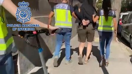 Detenido un joven que robaba tarjetas bancarias a ancianos en cajeros y huía en patinete