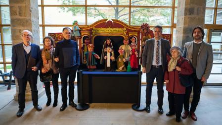 El director general de Cultura, Ignacio Apezteguía, con responsables de la exposición y miembros de la familia Faro Buen
