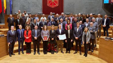 Representantes del sector primario posan tras recibir la Medalla del Parlamento de Navarra