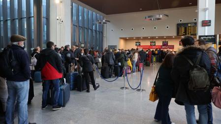 Fotos del aeropuerto de Noáin en el comienzo del puente foral.