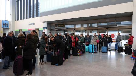 Fotos del aeropuerto de Noáin en el comienzo del puente foral.