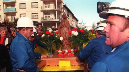 Procesión de Santa Bárbara en Potasas en 1997