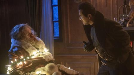David Harbour (i) como Papá Noel y John Leguizamo como el señor Scrooge