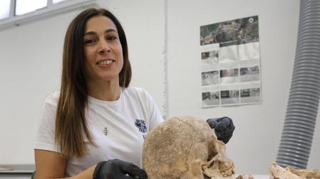 Maitane Tirapu, con la calavera de un tudelano mudéjar de hace seis siglos
