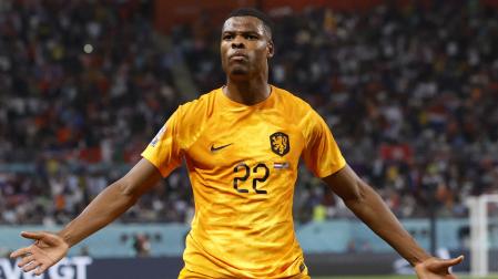 Denzel Dumfries, de Holanda, celebra después de marcar el 3-1