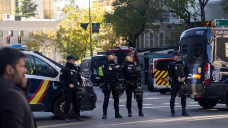 Varios agentes de Policía Nacional en las inmediaciones de la Embajada de EEUU en Madrid donde s recibió un paquete bomba
