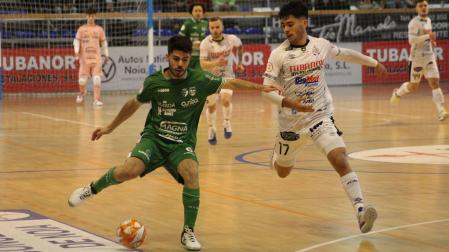El ala Dani Zurdo, que protege el balón ante Pirata, asistió a Toni para que este último hiciera el empate a 1 ante el Noia