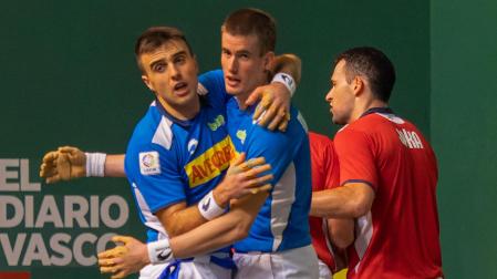 Peña II-Mariezkurrena II se felicitan después de la victoria conseguida en Estella.