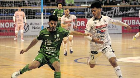 El ala Dani Zurdo, que protege el balón ante Pirata, asistió a Toni para que este último hiciera el empate a 1 ante el Noia.