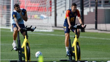 El defensa Azpilicueta (d) y el guardameta David Raya, durante el entrenamiento que celebró la selección española este domingo en la Universidad de Catar ("Qatar University") en Doha, Catar