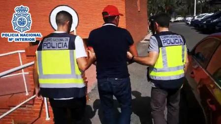 Agentes de la Policía Nacional, durante la operación