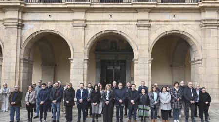 Minuto de silencio frente al Ayuntamiento de Castellón en recuerdo de las víctimas mortales del atropello
