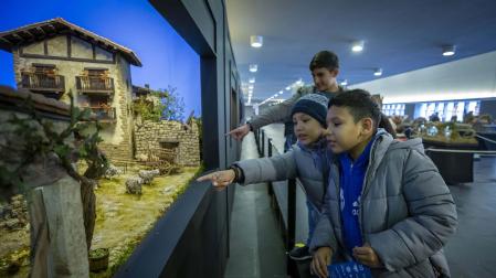 Fotos del ambiente en la exposición de belenes de Baluarte.