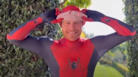 El príncipe Harry, disfrazado de Spiderman para una campaña solidaria
