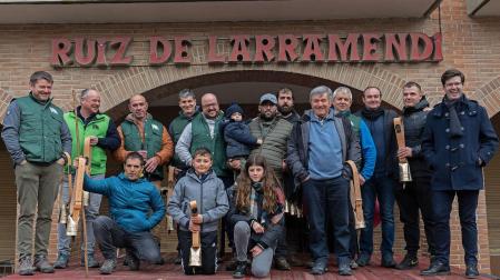 Responsables de las ocho explotaciones que concurrieron al certamen de ovino de raza navarra posan en una foto de familia tras la entrega de premios