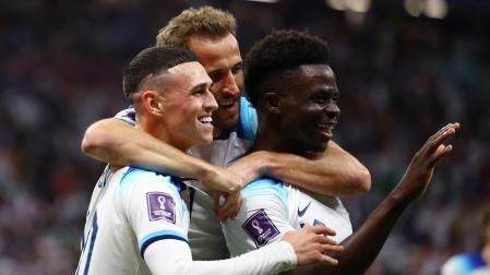 Bukayo Saka celebra el tercer gol con Harry Kane y Phil Foden