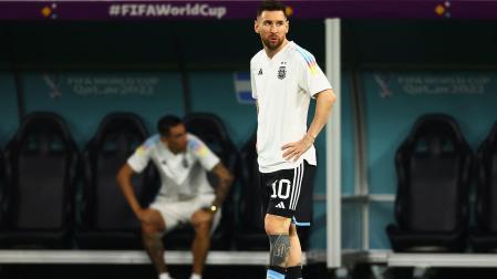 Lionel Messi se ejercita antes del encuentro de octavos contra Australia con Di María en el banquillo de Argentina