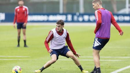 Aimar oroz presiona a Darko Brasanac durante el entrenamiento rojillo de este lunes