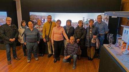 Parte de los integrantes de la Asociación de Belenistas de Tierra Estella el día de la inauguración oficial de la exposición en la casa de cultura