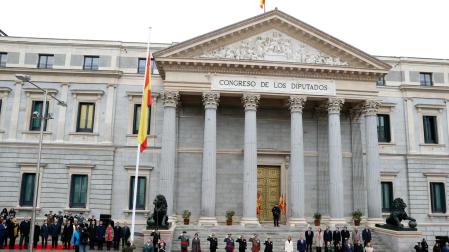 La presidenta del Congreso, Meritxell Batet (c-i) y el presidente del Senado, Ander Gil (c-d) asisten al izado de bandera junto con autoridades militares (i) y políticas (d) a las puertas del Congreso durante la Conmemoración del aniversario de la Constitución