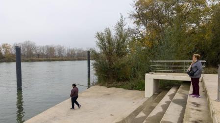 Imagen actual del embarcadero sin el pantalán, que estaba entre las dos columnas de la izda