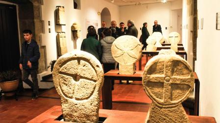 Varias personas visitan la exposición permanente instalada en la casa de cultura de Tafalla