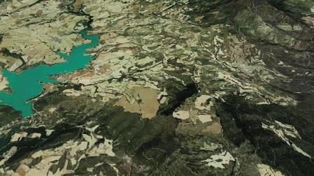EMBALSE DE ALLOZ Y SUPERFICIE QUEMADA DE LOS INCENDIOS DE LA ZONA MEDIA. Las capturas fotográficas realizadas el pasado mes de julio permiten observar la superficie quemada (a la derecha) en los incendios de Puente la Reina, Obanos, Legarda y otras localidades de la Zona Media. A la izquierda de la imagen, el agua del embalse de Alloz