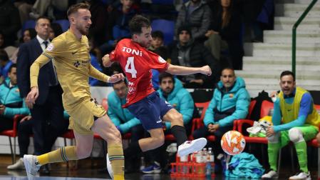 El cierre de Osasuna Magna Toni dispara de primeras ante el ala del Barça Sergio González