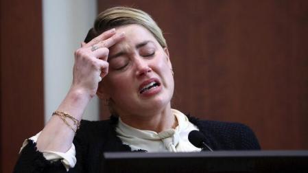 Amber Heard llorando durante su cruda testificación en el juicio