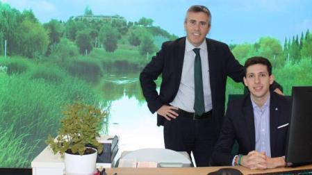 De izda a dcha, Alex Mendoza (del Departamento de Selección de Caja Rural de Navarra) y Javier Esparza en la oficina de Ripagaina donde trabaja Javier.