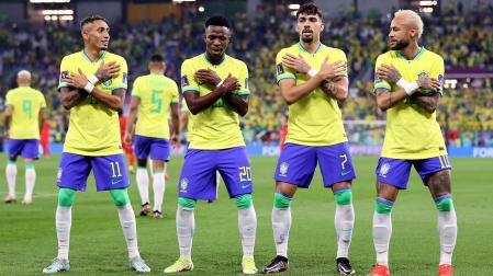 De izda. a dcha., los jugadores de Brasil Raphinha, Vinicius Junior, Lucas Paqueta y Neymar celebran uno de los goles marcados frente a Corea del Sur durante el Mundial de Catar