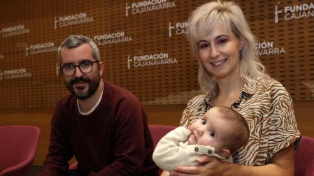 Javier Padilla y Marta Carmona, que sostiene a una de sus hijas, hace unos días en Civican