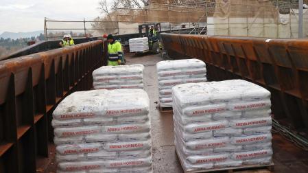 Un carretillero coloca los palés de 1.450 kilos para realizar la prueba de carga en la pasarela de Labrit