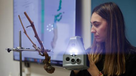 La investigadora Mónica Galar escanea una vid que luego el alumnado podrá ver en sus ordenadores