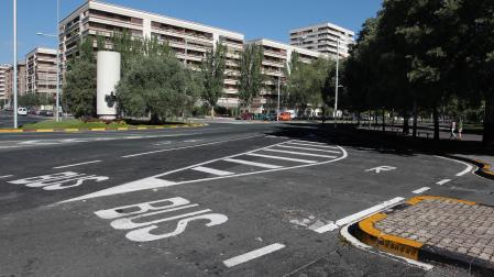 Al otro lado de la plaza Juan XXIII, se ha cortado la confluencia de la avenida de Bayona con la calle Monasterio de Velate