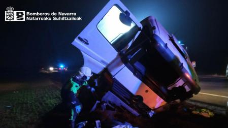 El camión, volcado tras la salida de vía