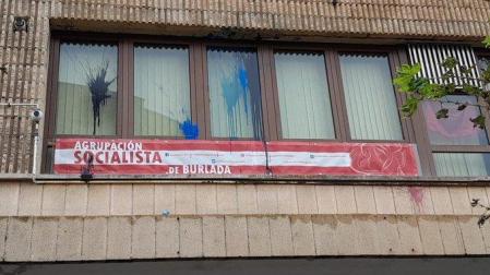 La sede del PSN en Burlada, con la pintura lanzada en su fachada
