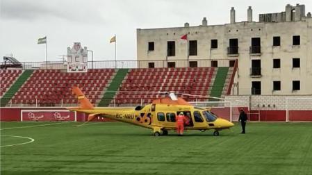 Un helicóptero traslada al menor desde el campo de fútbol de La Palma del Condado al hospital Virgen del Rocío de Sevilla