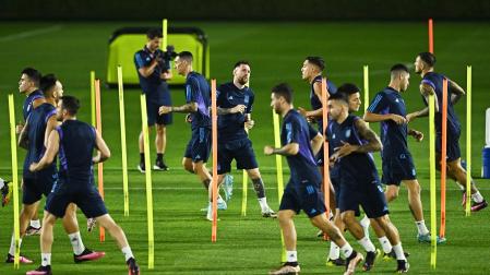 La selección argentina, con Lionel Messi en el centro, se ejercita en Doha antes del choque de cuartos contra Países Bajos
