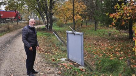 Emilio Cigudosa junto a una de las doce tajaderas que el ayuntamiento a colocado en paralelo a las acequias por las que hace un año entró el agua