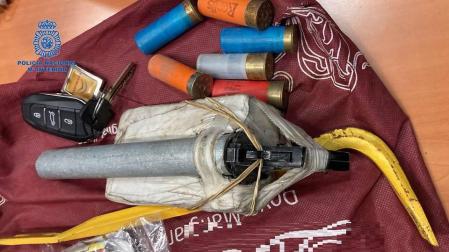 Armas y cartuchos intervenidos al detenido