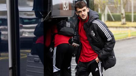 Aimar Oroz, antes de subir al autobús rumbo a Girona