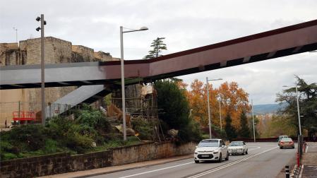 La pasarela de Labrit, parcialmente pintada. A la derecha, el color marrón definitivo, a la izquierda, el gris de la imprimación antioxidante