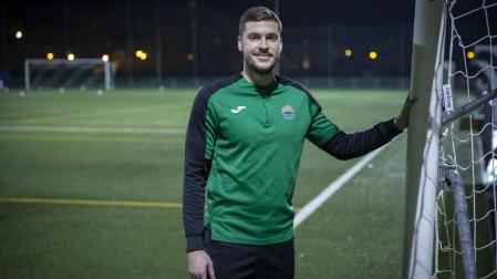 El lateral derecho del San Juan Isi López, minutos antes del entrenamiento del jueves