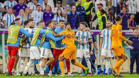 Pelea entre los futbolistas de las selecciones de Argentina y Países Bajos