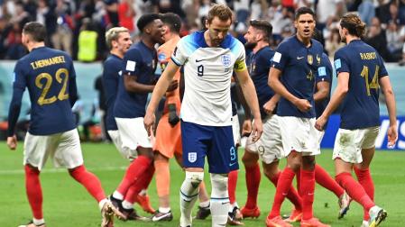 Harry Kane se lamenta tras fallar un penalti durante el partido de fútbol de cuartos de final de la Copa Mundial de la FIFA 2022 entre Inglaterra y Francia