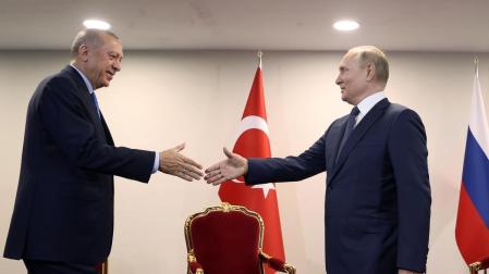 El presidente ruso Vladímir Putin (derecha) estrecha la mano del presidente turco Recep Tayyip Erdogan (izquierda) en una imagen de archivo