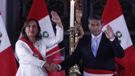 La presidenta de Perú, Dina Boluarte, toma juramento al ministro del Interior, César Cervantes Cárdenas